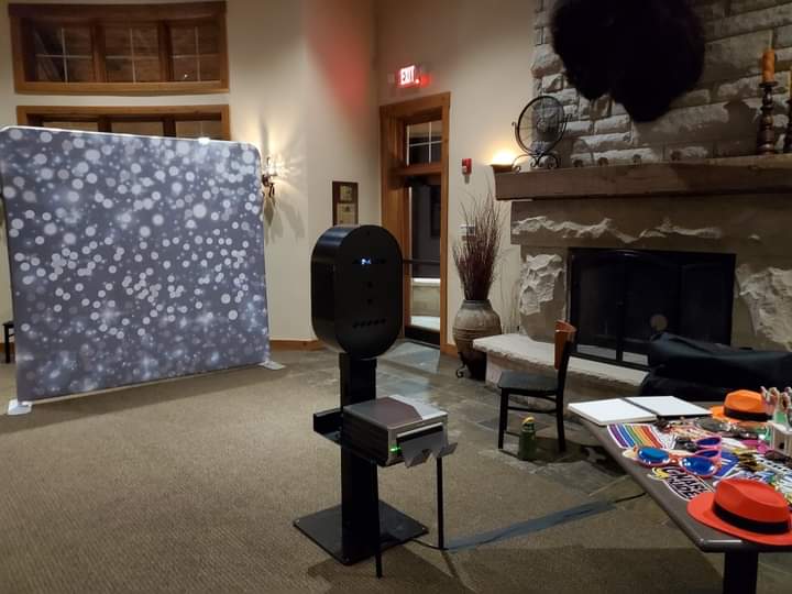 Open air photo booth rental at lodge wedding venue Ohio